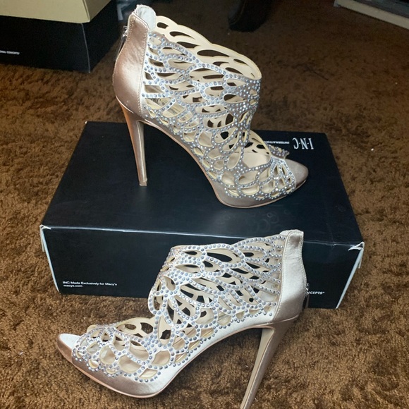 ✨✨Open toe Bisque Satin Heels✨✨ - Picture 1 of 6